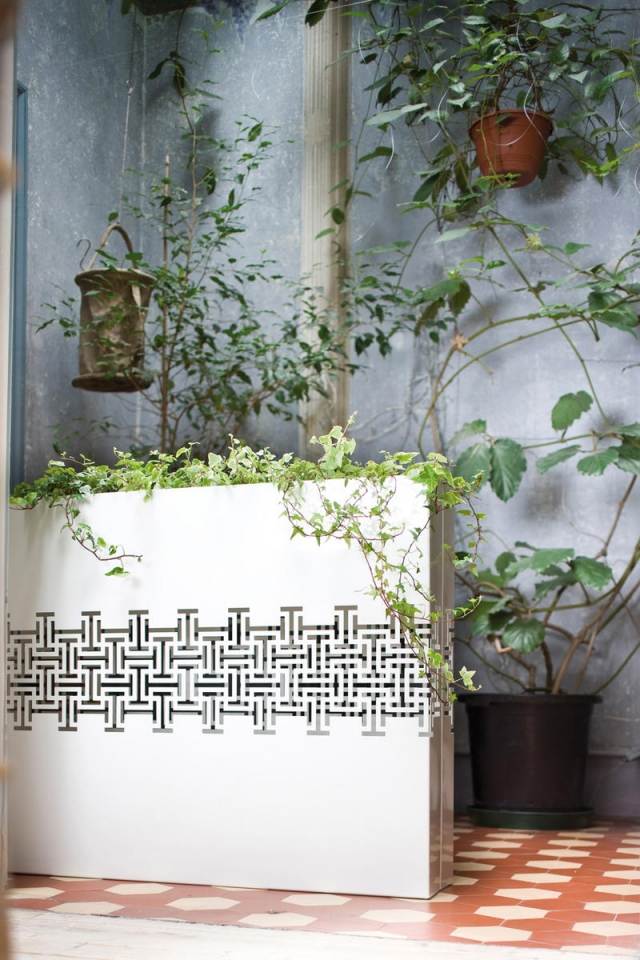 Kvetinový box Demetra kovový moderný dizajn biely dekoratívny vzor