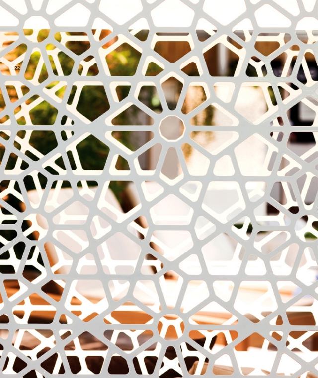 Moderné kvetináče v dizajne kovovo bieleho Dafne De Castelli