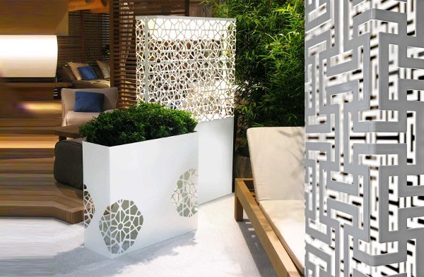 moderné kvetináče kovové biele rozsvietia rozdeľovač miestností Dafne De Castelli