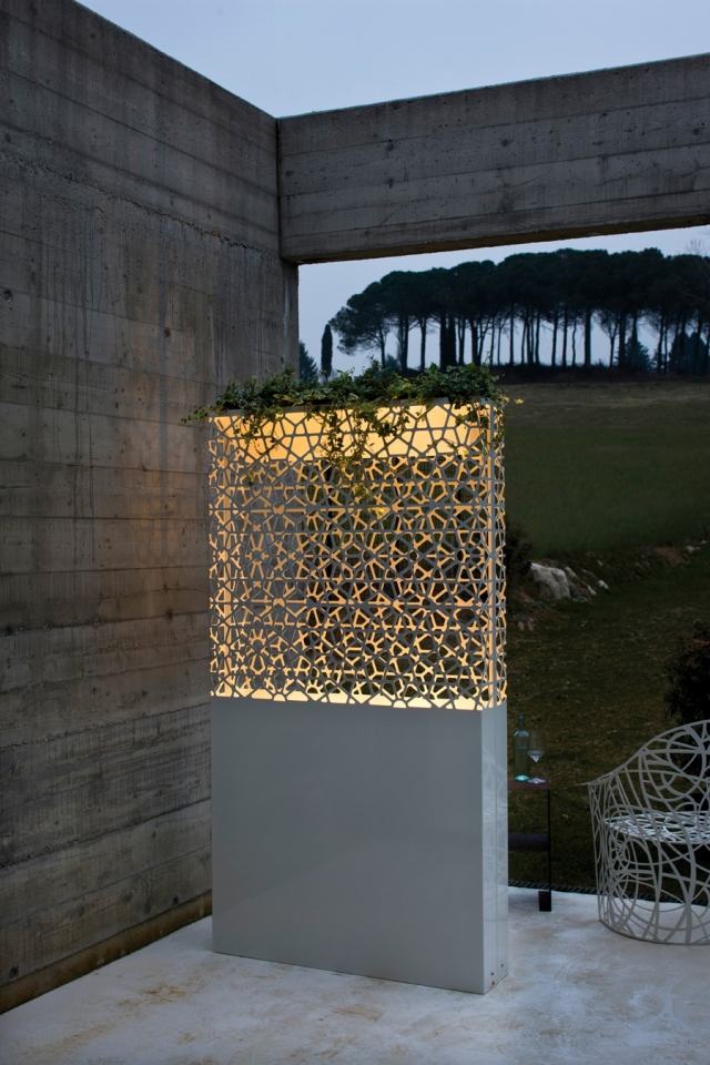 Moderné kvetináče s integrovaným osvetlením, dekoratívne dafne