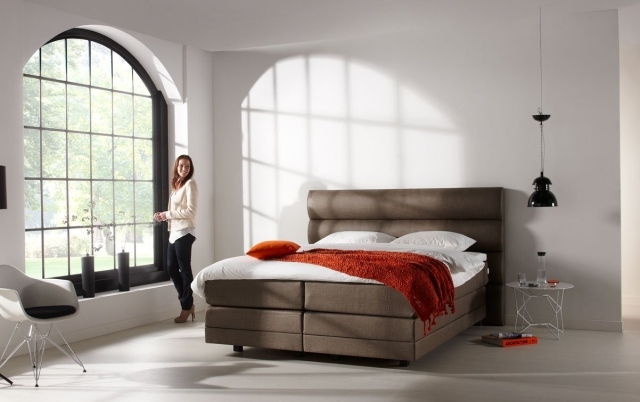 boxové pružinové postele vysoký matrac hnedé čalúnenie Moderné postele s pružinovými matracmi -vysoký matrac-hnedé čalúnenie