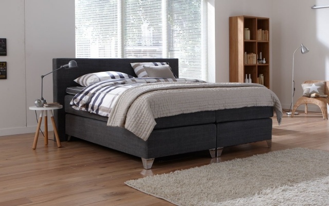 box jarná posteľ tmavošedá moderná spálňa drevená podlaha box-jarná posteľ-tmavo-sivá-moderná-spálňa-drevená podlaha