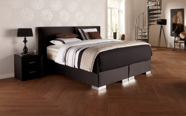 box pružinová posteľ tmavé čalúnenie mraky spánok box-jarná posteľ-tmavé-čalúnenie-mraky-spiace