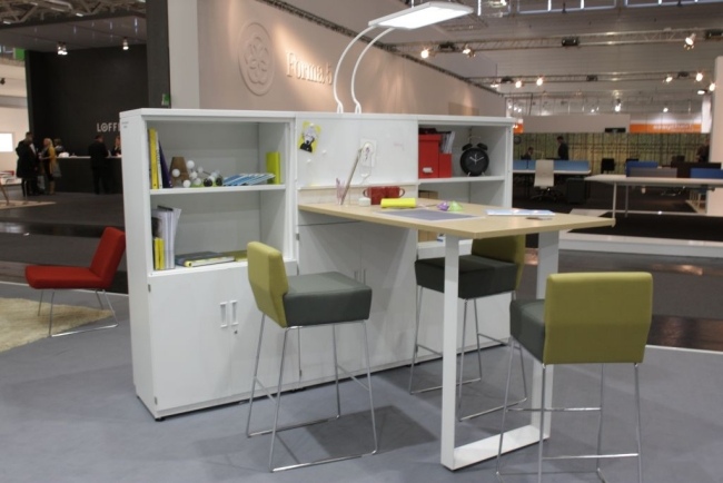 Moderné dizajnové stoličky do kancelárskeho nábytku dizajnový kancelársky nábytok stoličky vysoká skrinka lampa