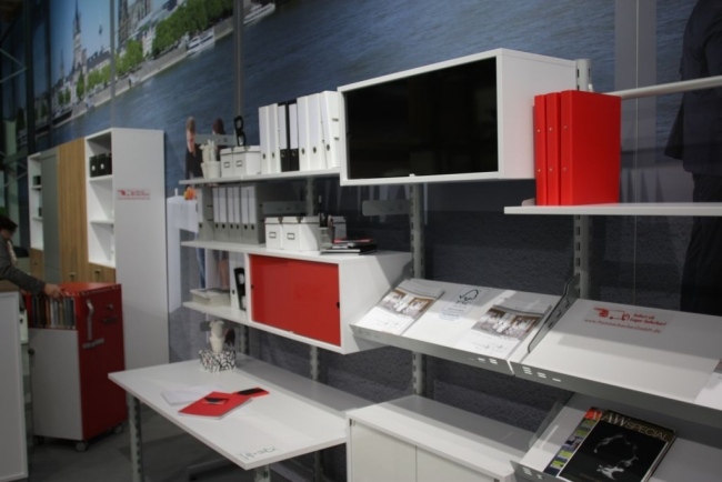 Kancelársky nábytok pracovisko dizajn police skrine červené akcenty Moderný kancelársky nábytok pracovisko dizajnové regály skrine