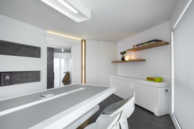 Kancelársky nábytok nástenné police komoda betónová podlaha zriadená konferenčná miestnosť