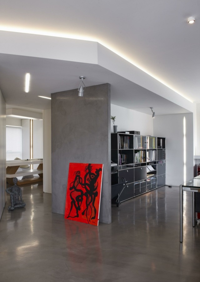 Nábytkový policový systém betónová stena podlaha biely zavesený strop