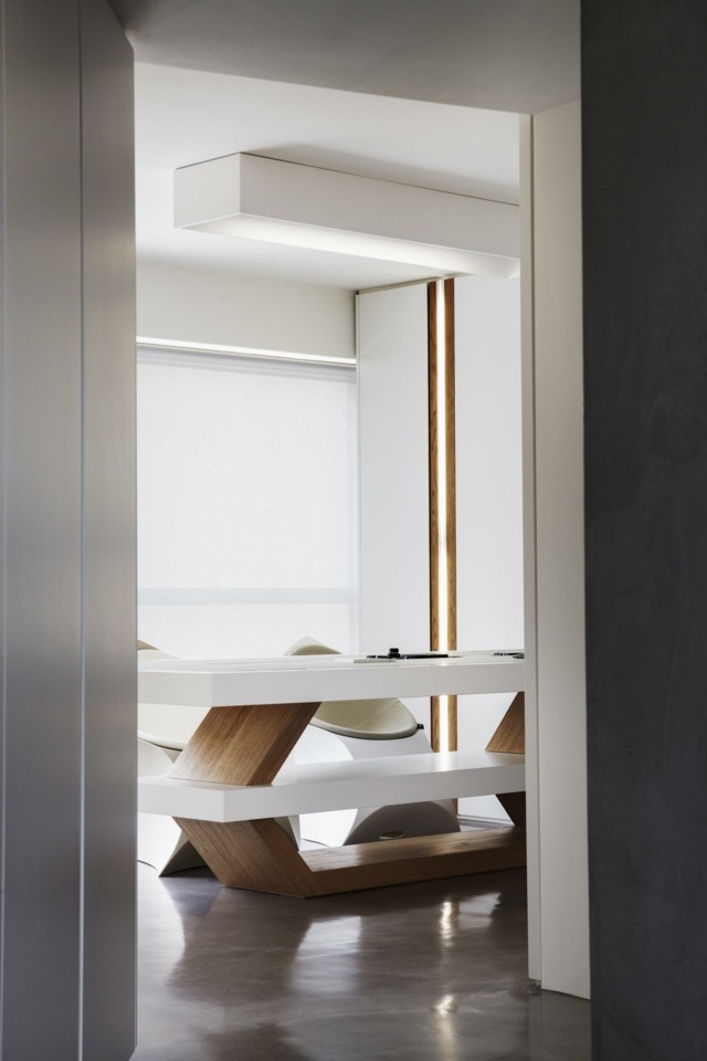 Stena na stenu dizajn betónová podlaha biele steny