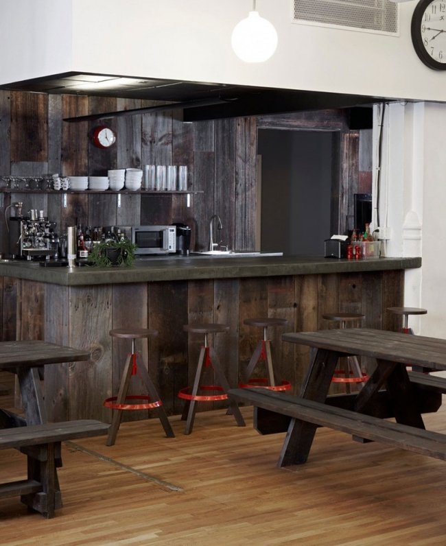 tmavý-drevený-bar-foursquare-moderný-kancelária-soho