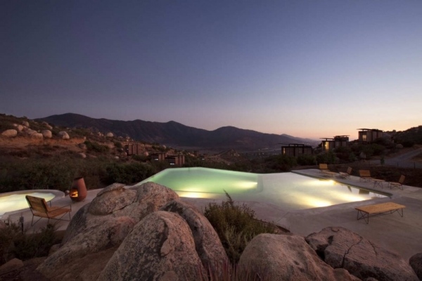 Vonkajší bazén s výhľadom na vinice v Mexiku