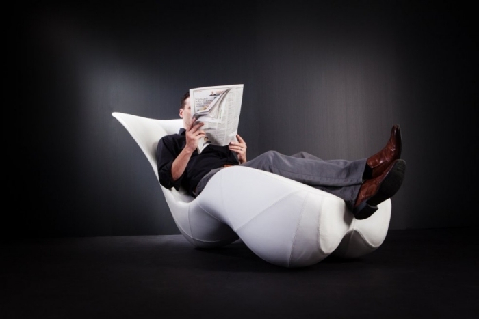 Moderná ležadlo v ergonomickom dizajne-biely rocker od Splinterworks Moderné chaise-longue-white-rocker-splinterworks