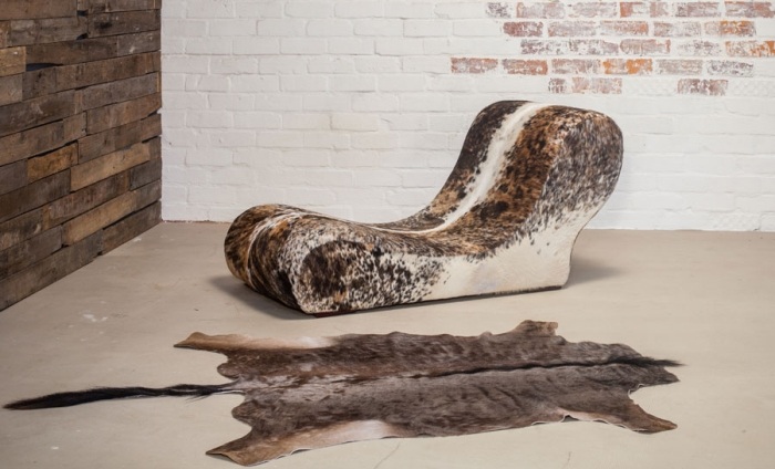 Relaxačný nábytok do obývačky leňoška Nguni vo vzhľade zvieracej kože Moderné ležadlo s kožušinovým vzhľadom a ergonomickým vzhľadom