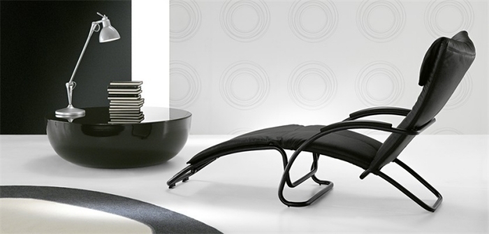 Hojdačka z kovového ležadla v čiernej opierke hlavy a podrúčok Moderné ležadlo-hojdačka-čierna-opierky hlavy