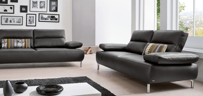 moderné-gaučové zostavy-obývačka-kožené-gauče-čierne-kovové-rámové opierky rúk
