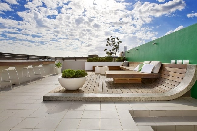 moderná strešná terasa veľkoplošná párty v noci