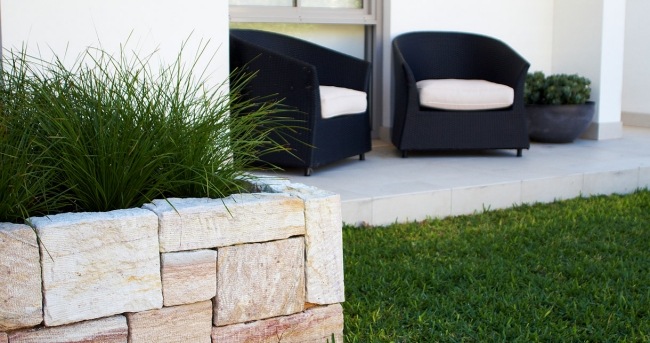 dva návrhy záhradných tkanín z čiernej látky, ktoré hľadajú nápady