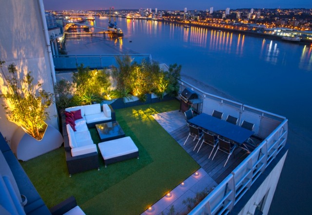 Strešná terasa stromy s umelým trávnikom LED podlahové osvetlenie posedenie Stromy LED podlahové osvetlenie priestor na posedenie, jedálenský kút, vysoké kovové zábradlia