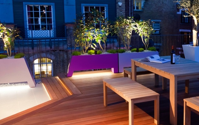 Strešná terasa LED osvetlenie, drevené podlahy, jedálenský kút Drevené podlahy s akcentovým osvetlením vytvorili vonkajší jedálenský kút