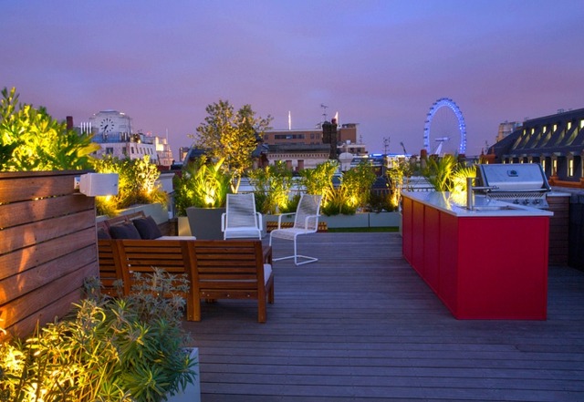 Osvetlenie strešnej terasy, drevený palubový minibar Osvetľovací drevený palubový mini bar s posedením a dreveným nábytkom