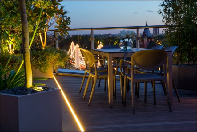 Strešná terasa LED svetelná reťaz, sadzač, sklenené zábradlie Sadzač Sklenené zábradlie Jedáleň Drevené mreže