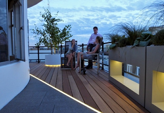 romantická strešná terasa krásne zábradlie s výhľadom Konferenčný stolík zábradlia na strešnú terasu s krásnym výhľadom