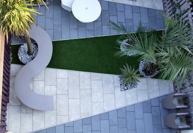 Na strešnej terase sú moderné kamenné podlahy lavička z umelej trávy s moderným podlahovým kameňom