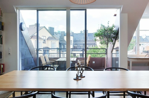 Jedálenský stôl zo škandinávskeho nábytku z dreva