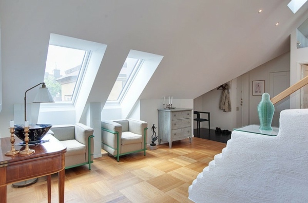 malé biele kreslo v podkroví