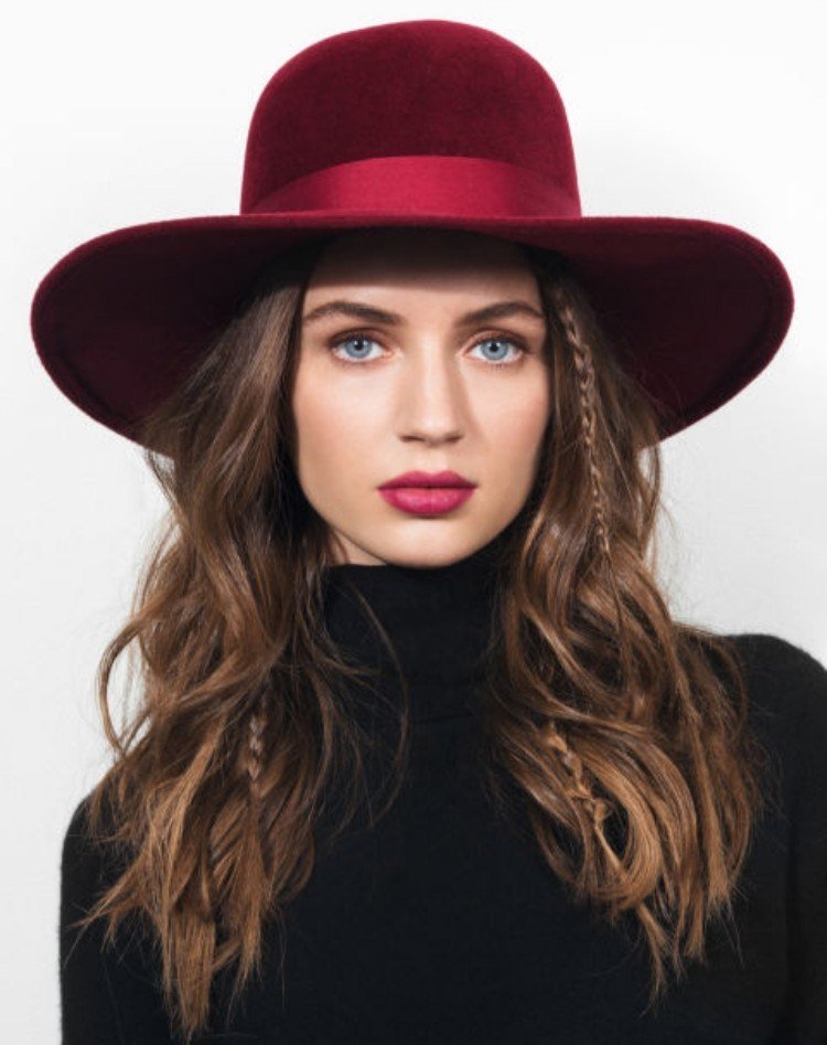Malé vrkôčiky nenútene skombinujte vo vlasoch s klobúkom fedora Moderné dámske účesy-klobúk-fedora-bordo-malé-vrkôčiky-dlhé vlasy