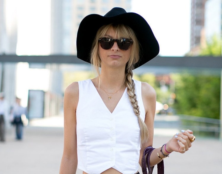 Každodenný outfit s voľným vrkočom a hrboľatým klobúkom na boku moderné-dámy-účesy-klobúk-klobúk-bočný-vrkoč-čierna-disketa-klobúk