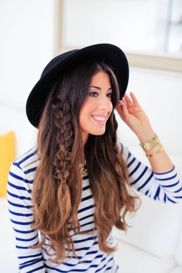 ozdobné, voľné vrkoče s časťou vlasov moderné-dámy-účesy-klobúk-čierna-boho-fedora-pigtaily