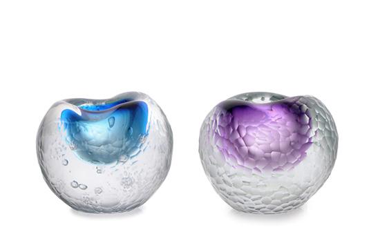 Moderná dekorácia podčiarkuje modrofialové sklo Nápady na dizajn deco vyžarujú moderné podčiarknuté sklo