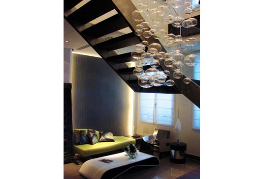 Nápady na dekoračný dizajn nápady sklenený stôl schody do obývačky sklenený stôl obývačka schody veľký byt moderný