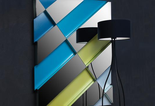 zrkadlovo modré žltkasté prvky vytvárajú optický klam Nápady na dekoračný dizajn zrkadlia modro žlté prvky