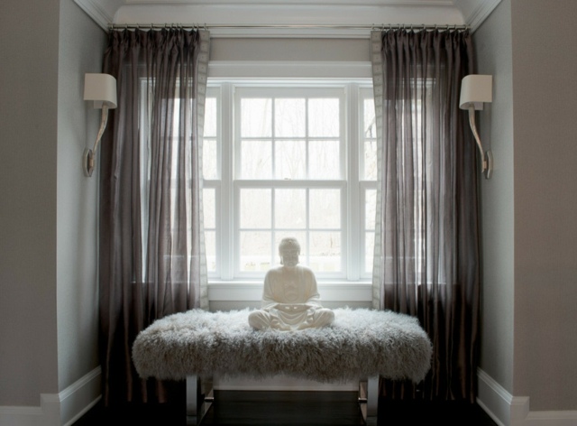 Budhovská biela socha so závesmi a kožušinovou lavicou biele sochy závesy kožušinové lavice