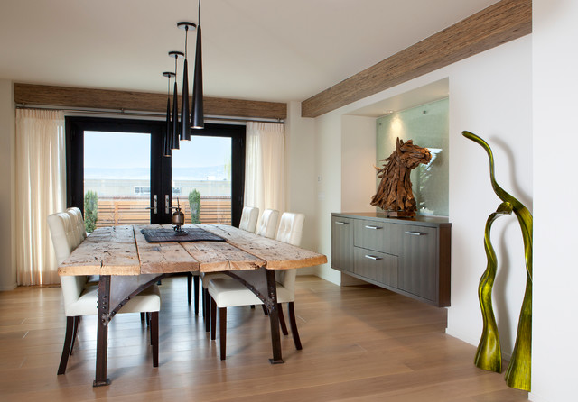 moderné sochy konská hlava vyrobená z rustikálneho dreva Rustikálny jedálenský stôl z bieleho čalúneného kresla vyrobený z konskej hlavy