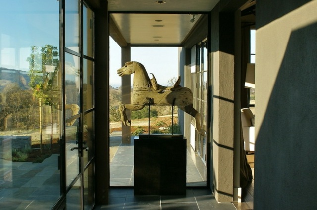 Nápad na dizajn kamennej dlažby z konskej kovovej chodby Nápad na dizajn chodby kamenná dlažba sklenené fronty