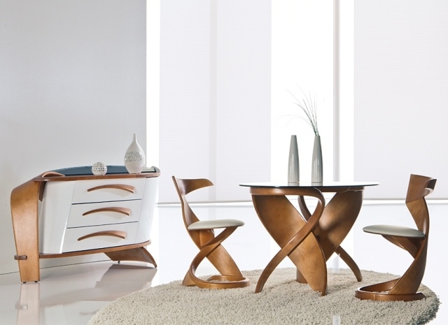 jedáleň drevený nábytok stoličky jedálenský stôl okrúhla komoda