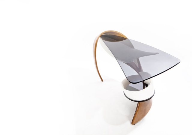 moderný dizajnový stôl z dreveného skla