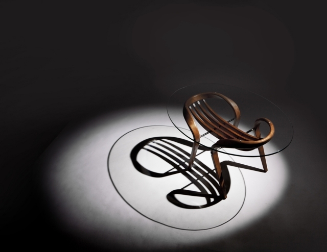 nábytok drevo elegantne zakrivená základná sklenená doska