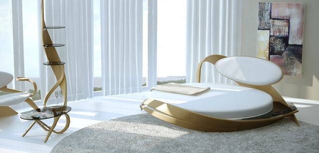 konferenčný stolík zo zahnutej drevenej police do spálne