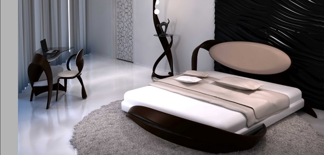 Stôl s lampou a dizajnovým dreveným nábytkom do spálne