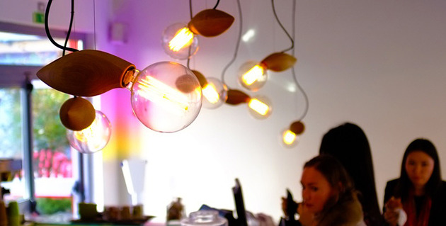 závesná lampa drevo milan výstava jangir maddadi moderný dizajn závesná lampa drevo milan výstava jangir maddadi