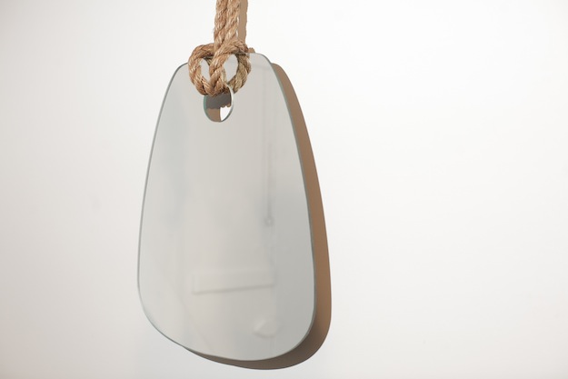 nástenné zrkadlo dizajn závesné konopné lano zaujímavý výrez nástenné zrkadlo závesné konopné lano dizajnový strih