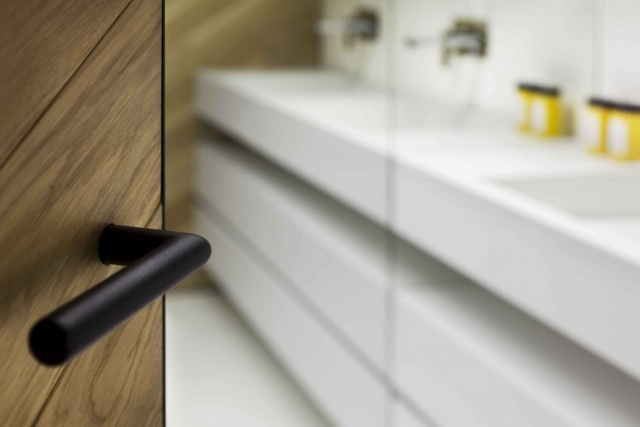 dizajnér-loft-byt-detaily-kľučka-kúpeľňa-kúpeľňa-matná-čierna