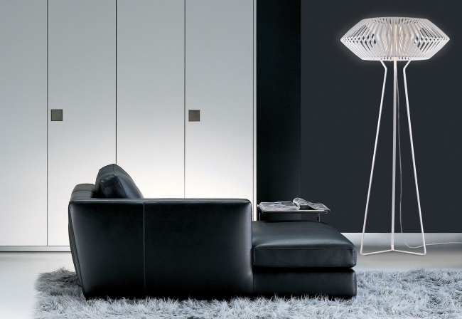 arturo alvarez V stojacia lampa kovový biely geometrický vzor