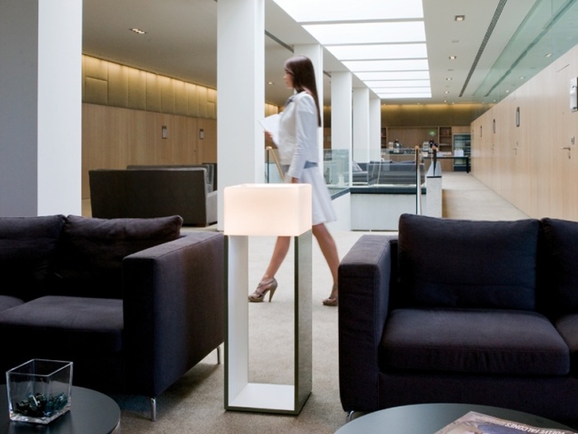 Vibia Kubika stojacia lampa moderného dizajnu kancelársky priestor