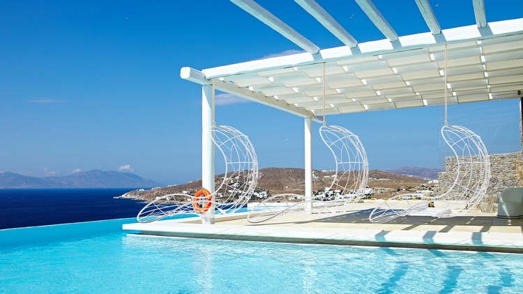 Na pergolu pri nekonečnom bazéne pripevnite moderné závesné ležadlá moderný-dizajnér-nábytok-závesné-kreslo-biela-bazén-plocha-pergola-štúdio-miešanie