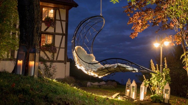 Závesné ležadlo v záhrade pre romantickú atmosféru moderný-dizajnér-nábytok-hojdacie-závesné-kreslo-ovčia koža-záhradný domček