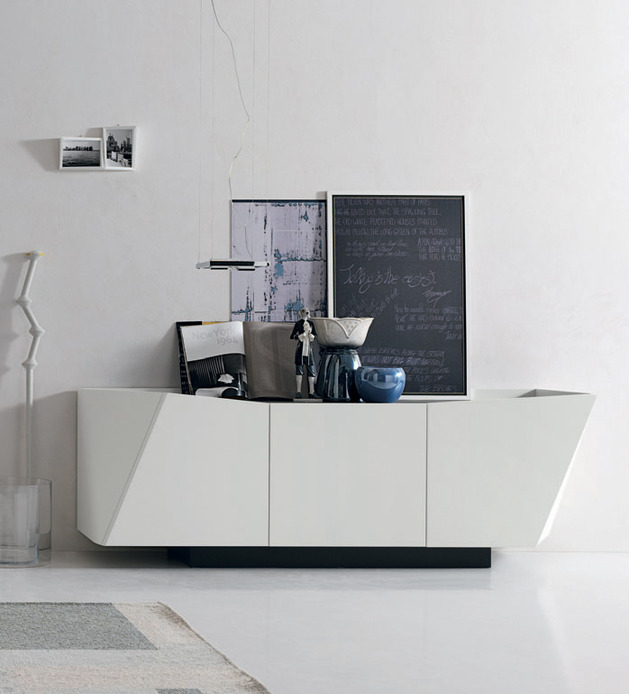 moderný príborník biele matné asymetrické čiary